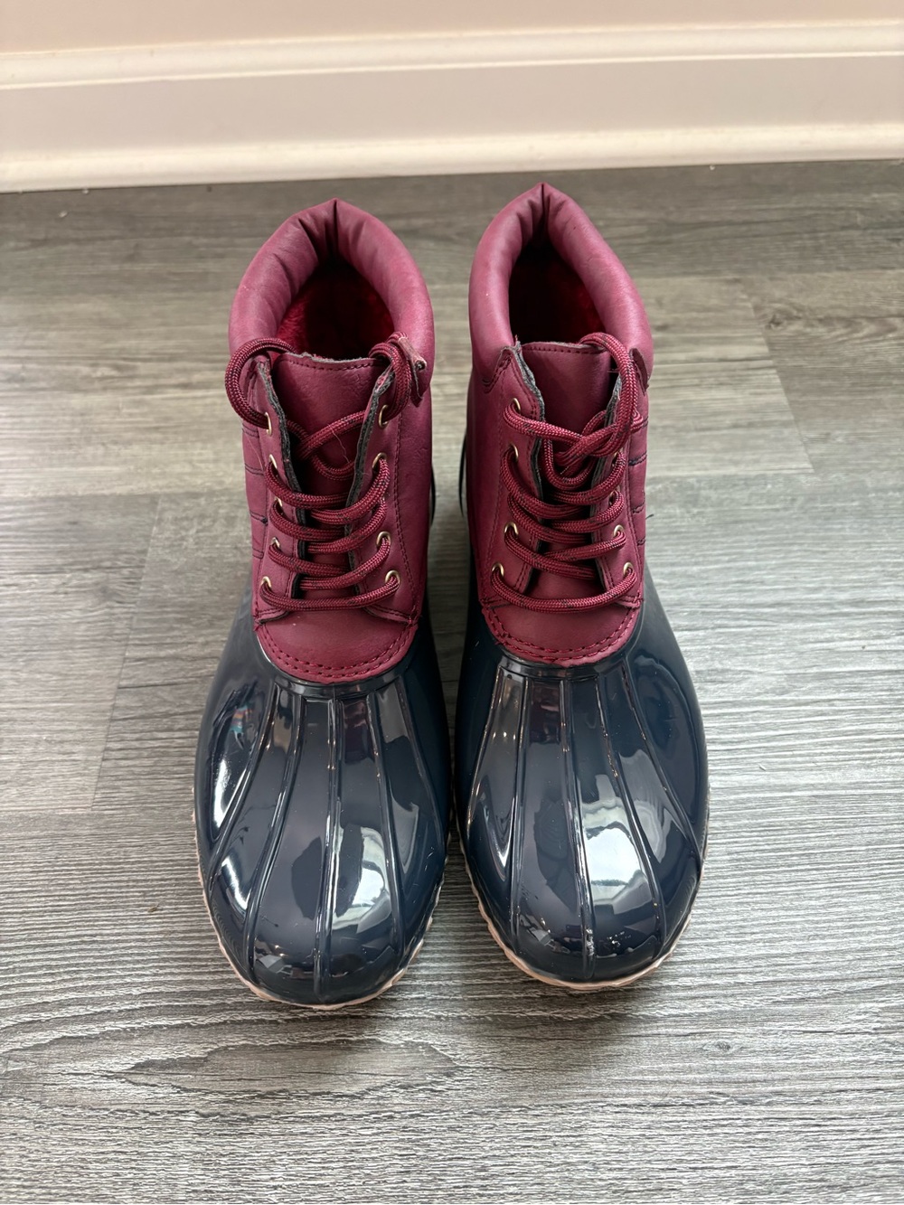 Tommy Hilfiger Burgundy and Navy Waterproof Duck Boots. Women size 9